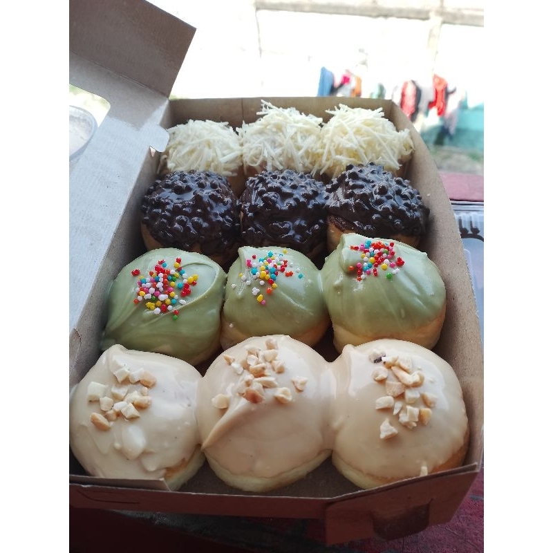 

donat mini isi 12 pcs , hari ini order besok di kirim