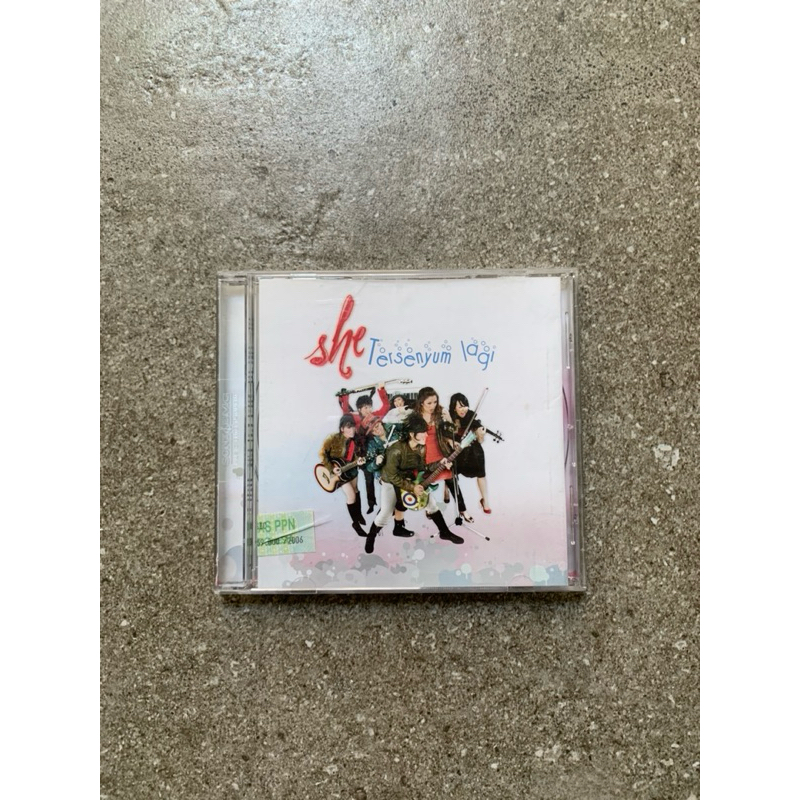 CD Lagu Musik Album She Tersenyum Lagi Preloved