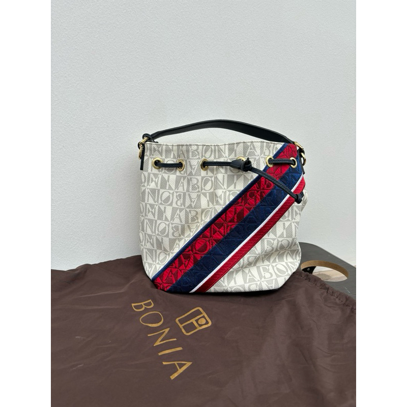 Preloved B*nia White Scrunchie Bag/Tas Serut Putih