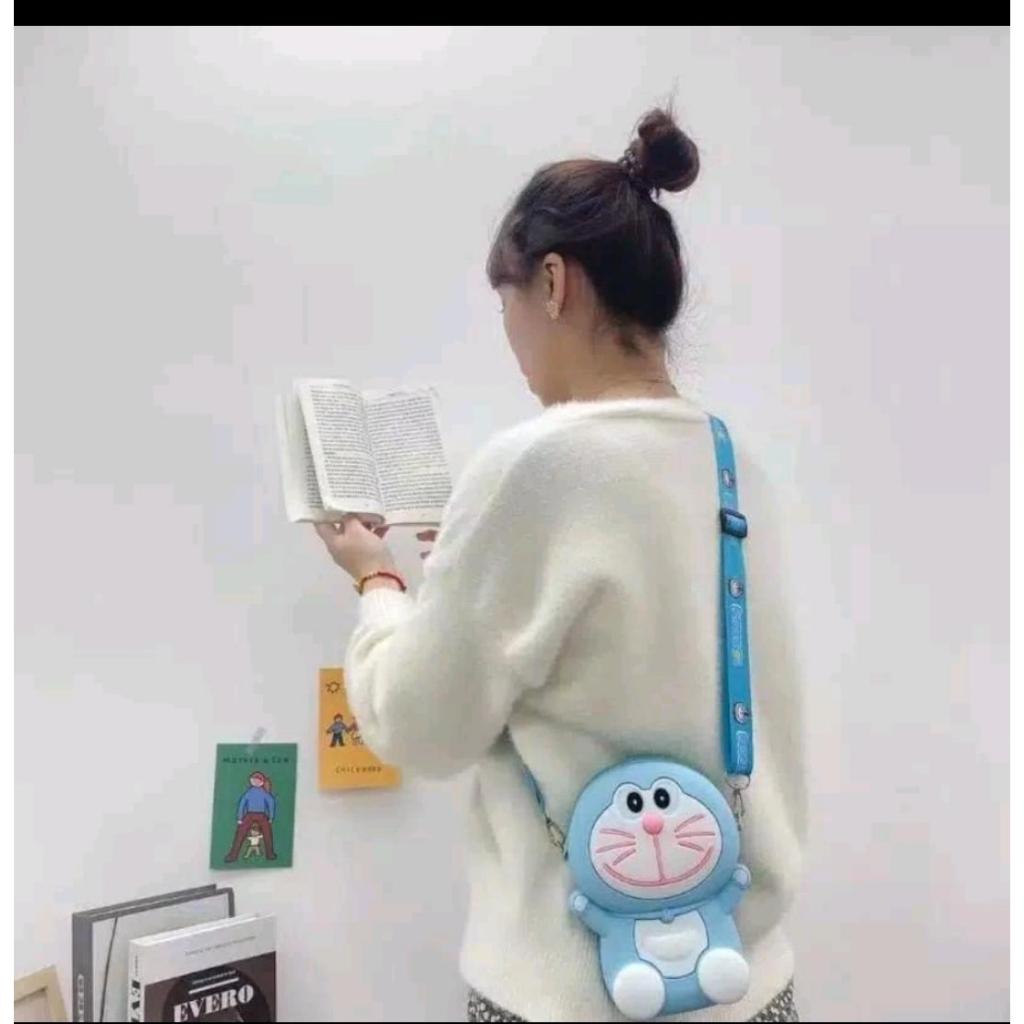 familygames TAS JUMBO DORAEMON jelly rubber karakter dewasa anak selempang anti air Ori import