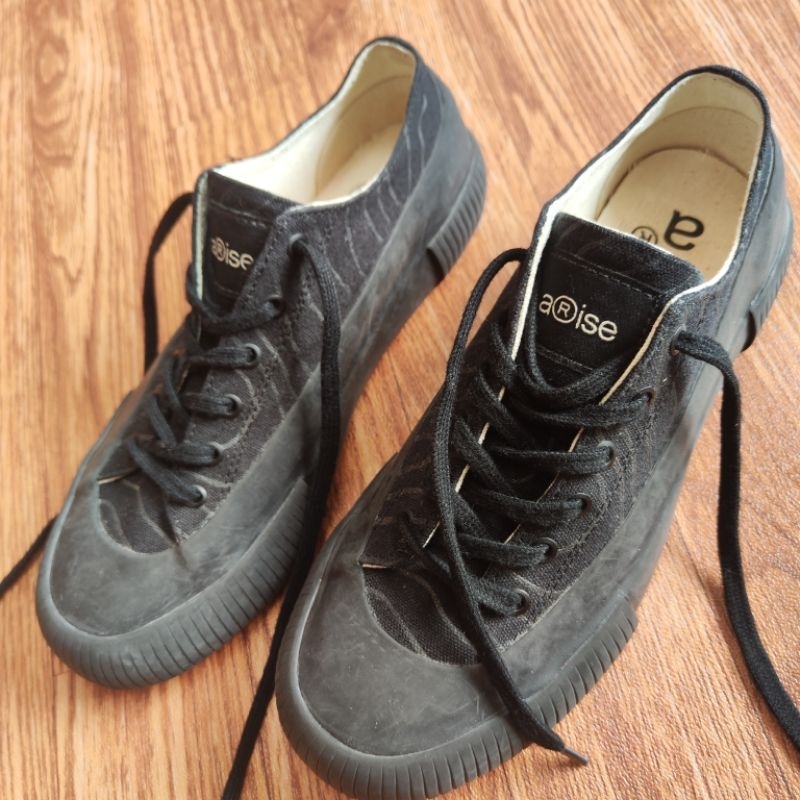 ARISE - sepatu canvas hitam motif wavy berkualitas size 41