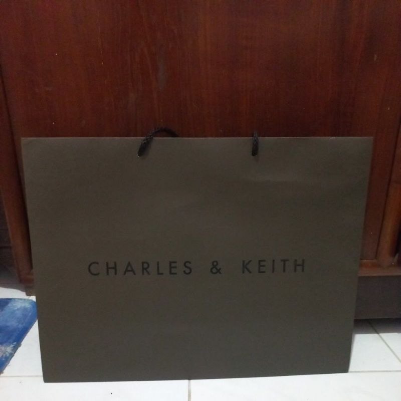 

Paper bag Charles & Keith Besar