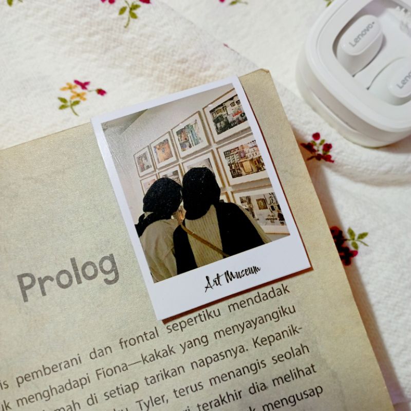 

Magnetic Bookmark Polaroid Edition - Pembatas Buku Magnet Polaroid Custom Gambar dan Nama