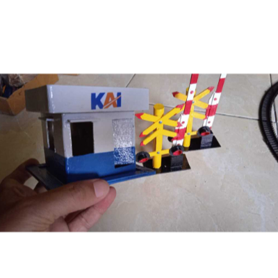 Mainan miniatur palang pintu kereta api indonesia, Pos jaga dan 2 palang kereta