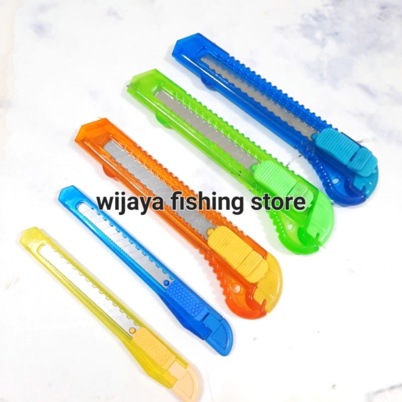 

pisau cutter besar dan kecil