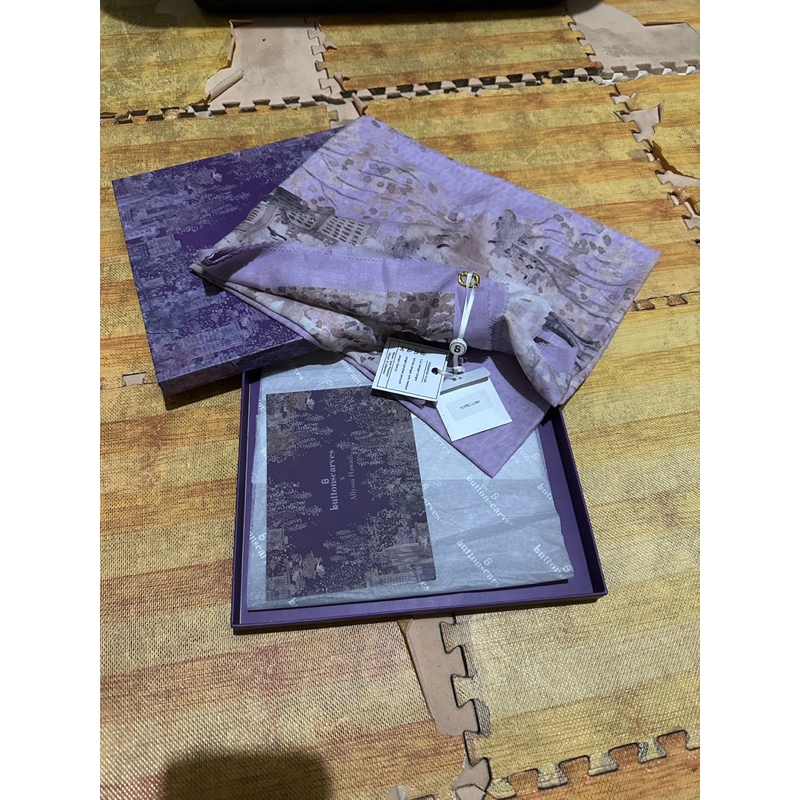 Buttonscarves New York Collector Lilac