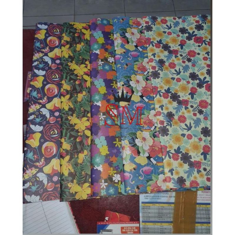 

Kertas kado aneka motif 1 lembar