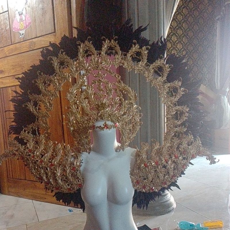 mahkota dan sayap maskot karnival