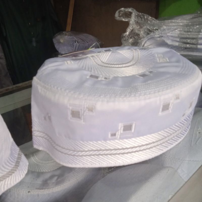 peci madinah. peci bugis putih