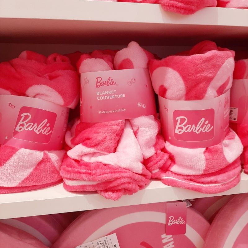 selimut bulu karakter barbie make up set barbie earphone barbie jepit barbie miniso lanyard pink bar