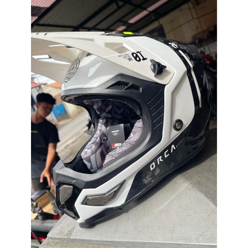 HELM CROSS ORCA HYPERION CARBON BLACK WHITE