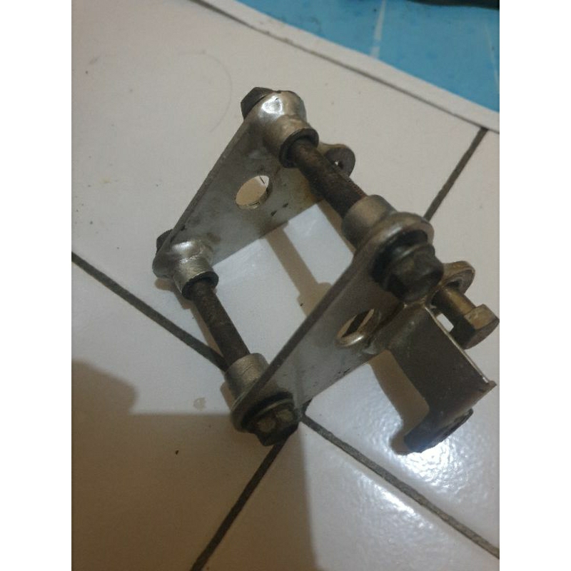 mounting mesin atas ninja r/ss. breket mesin atas ninja r/ss