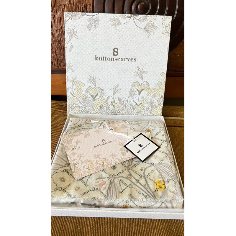 preloved buttonscarves seri maharani white