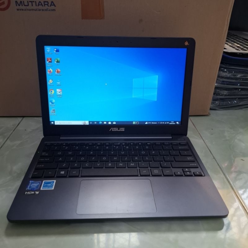 Asus E203NAH Celeron-N3350 SSD 128 Gb Ram 4 Gb Windows 10 Bonus Mouse Harga Termurah