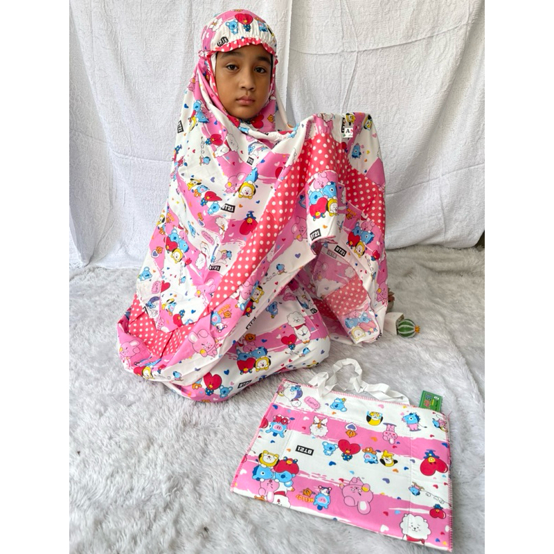 Mukena Anak BT21 Dan Tas Sajadah Spon Karakter BT21