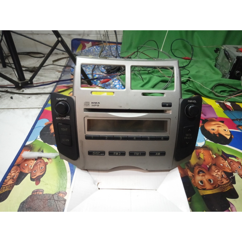 TAPE MOBIL BEKAS JADUL. HEAD UNIT ORIGINAL TOYOTA YARIS BAKPAO. KONDISI BEKAS. CD ERROR.