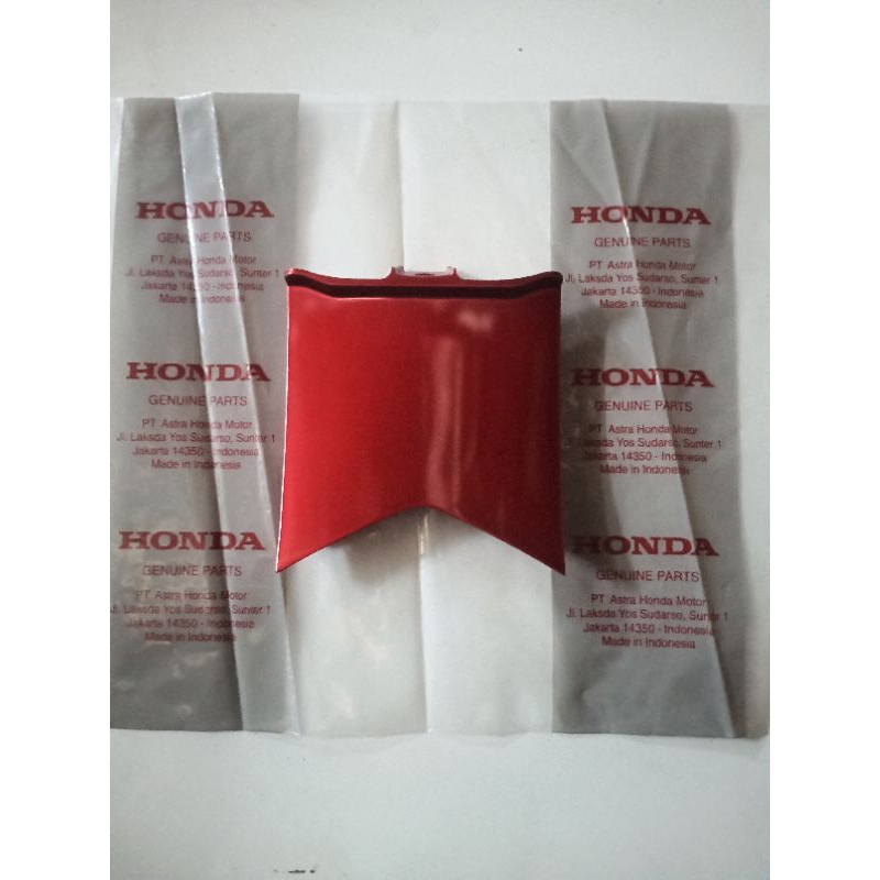 Cover B  Center sambungan cover tangki body kecil bawah jok depan PCX 160 Merah maroon
