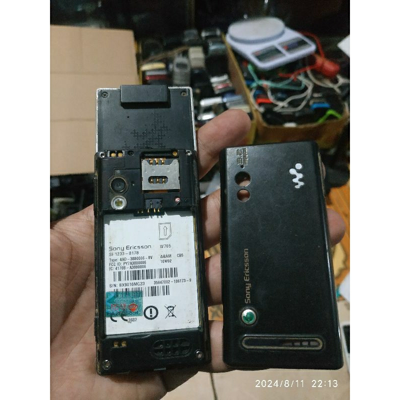 SONY ERICSSON W705 BAHAN MATI