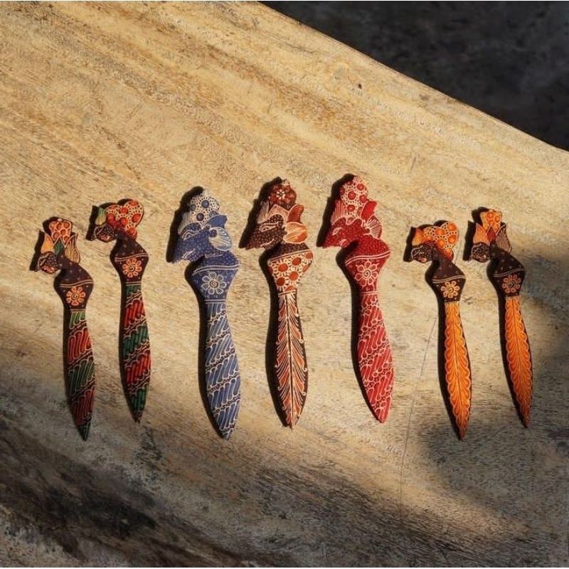 

Pembatas buku batik kayu unik /pisau surat lucu / hiasan kayu tradisonal khas Jogja Indonesia souvenir asli