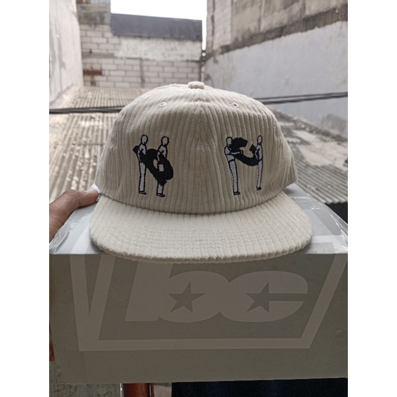 Topi Based Club Krem