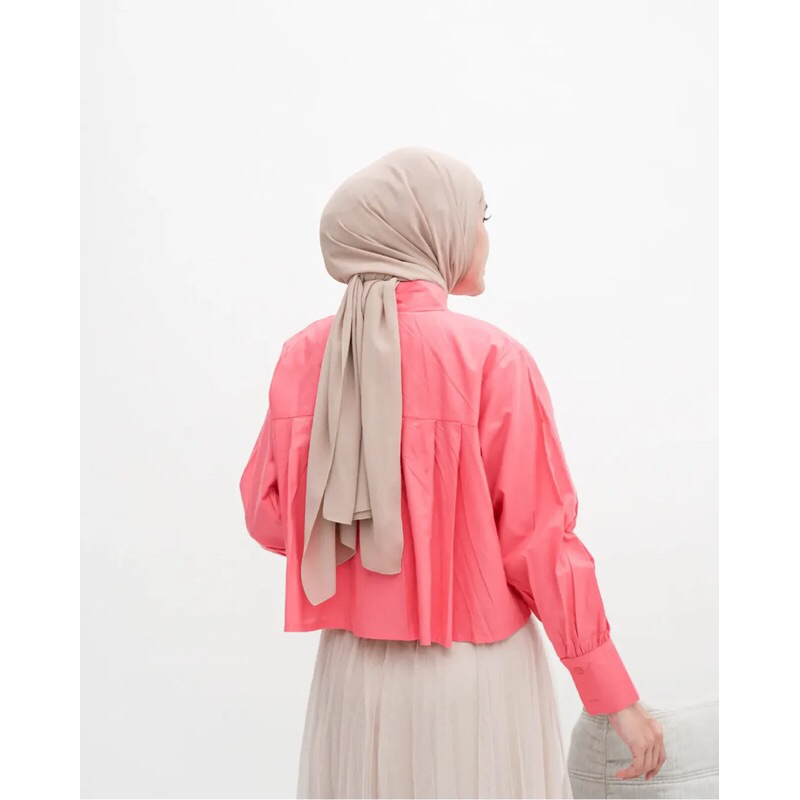 NOURA RUFFLE CROP SHIRT -  KEMEJA REMPEL BELAKANG POLOS WANITA BLOUSE WANITA OVERSIZED