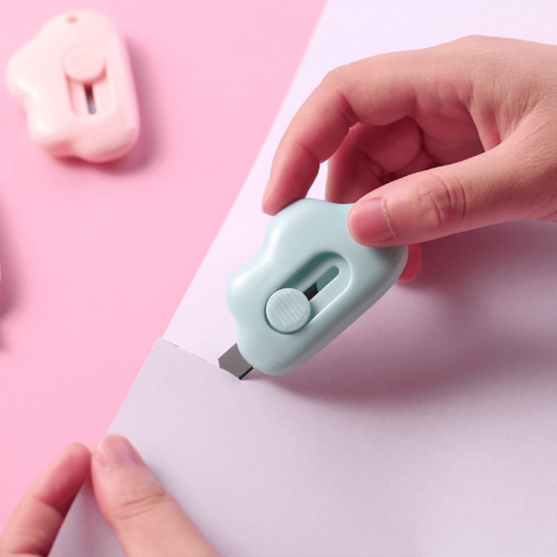 

Pisau Pemotong Mini Cutter Papper Cut Travel Cutter Pisau Silet Mini Portable Bentuk Awan Warna Pastel Lucu Unik Aesthetic Untuk Alat Tulis Kantor Untuk Souvenir Pernikahan / Papper Cut / Travel Cutter / Portable / Travel / Praktis