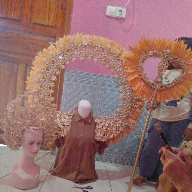 mahkota dan sayap maskot karnival