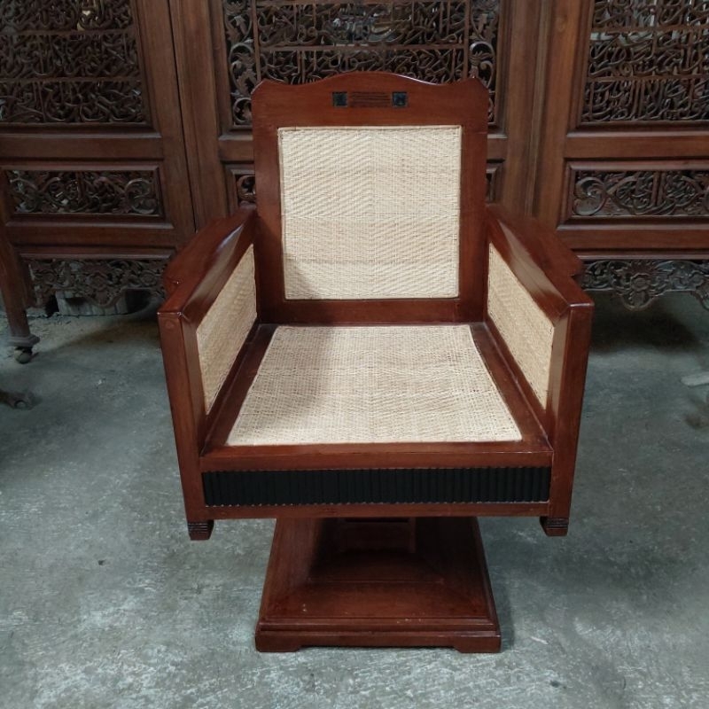 Kursi Putar Rotan Kayu Jati Tua Lawas
