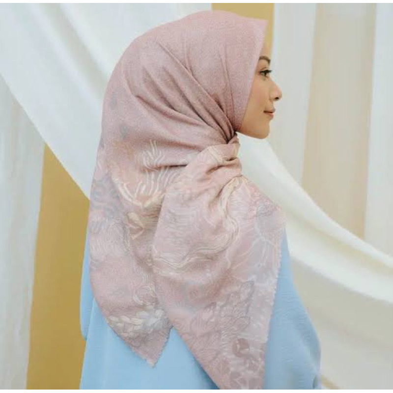 kana scarf wearing klamby