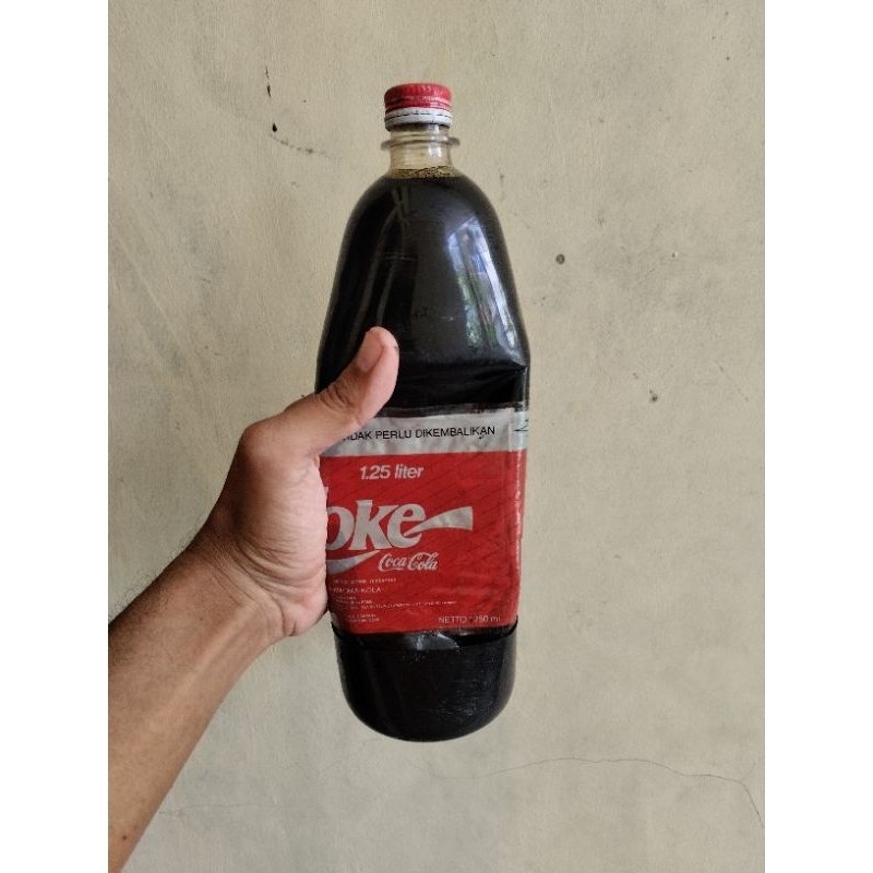 

Vintage Coca Cola 1,25 Liter. Tahun 1995 Oficiall Patner Olimpiade. For Display Tidak Untuk Di Minum