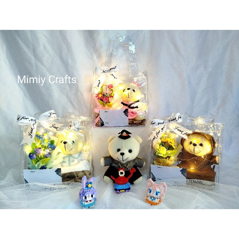 

Mimiy Crafts GIFT Buket boneka in BAG BONEKA PROFESI POLISI, TNI, GURU KADO ULANG TAHUN HADIAH GRADUATION BIRTHDAY ANNIVERSARY VALENTINE HAMPERS WISUDA LED MURAH BOUQUET IN BAG TEDDY BEAR PROFESI BUKET BUNGA ARTIFICIAL TERMURAH