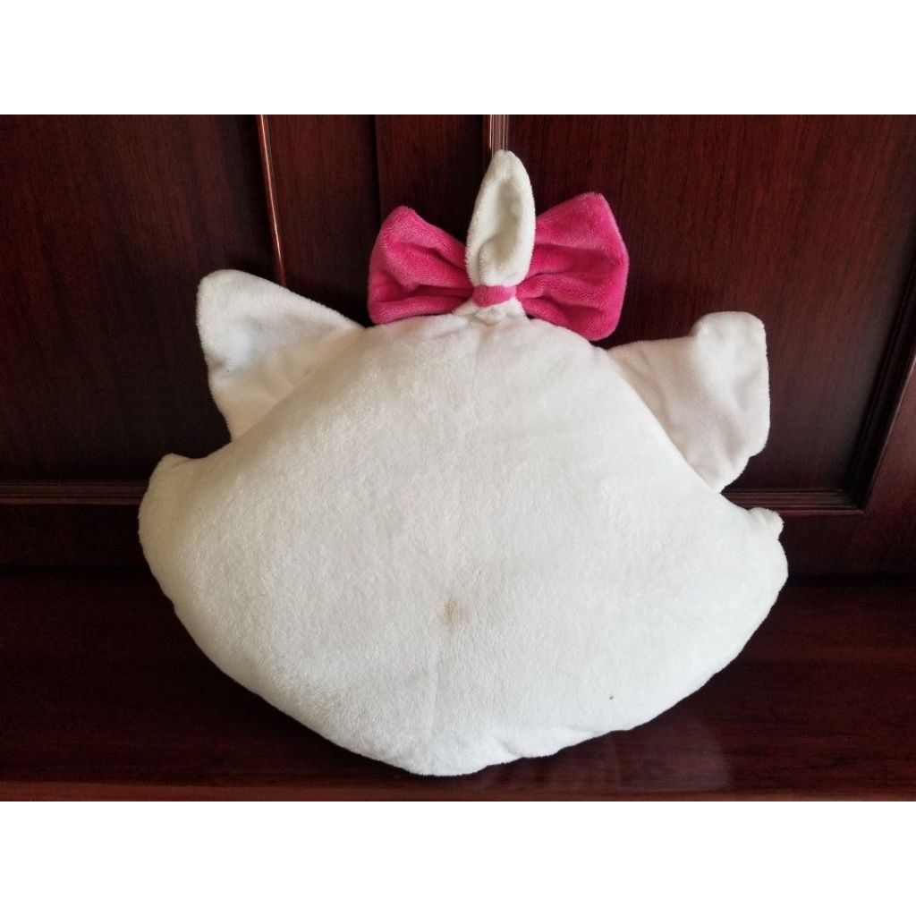 Boneka kucing putih