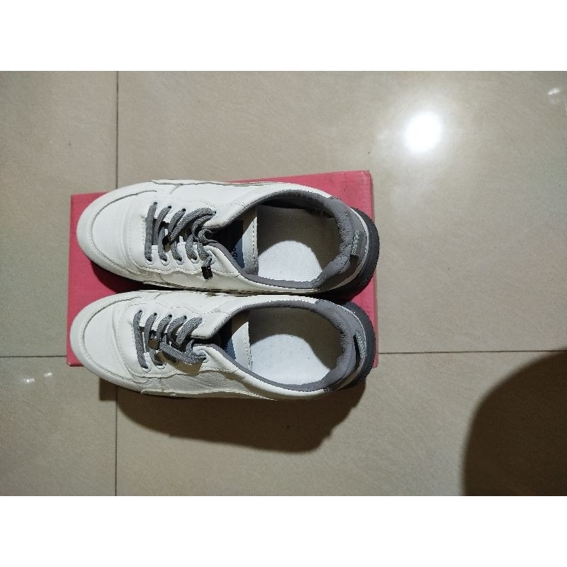 Sepatu PVN abu putih