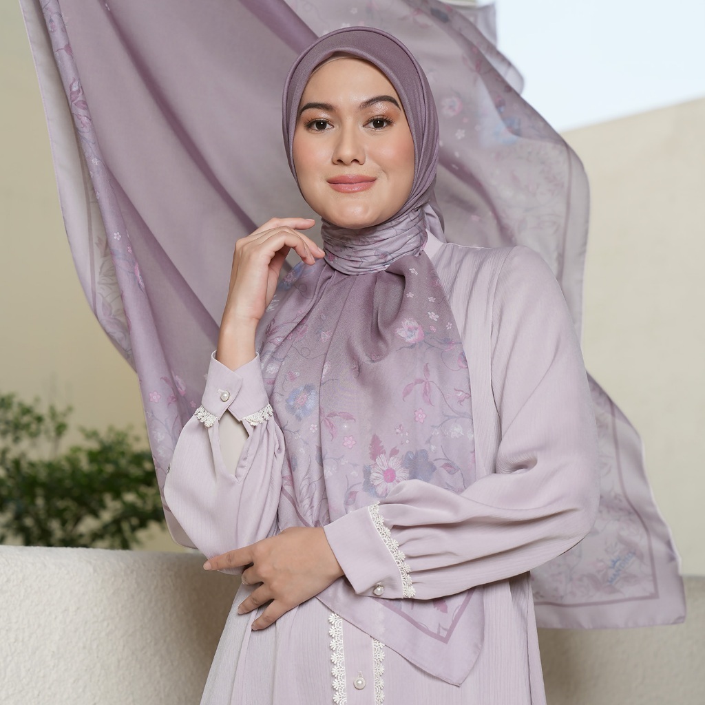 MANDJHA Claudie Lilac Scarf By IVAN GUNAWAN - Jilbab Hijab Segi Empat ORIGINAL MANDJHA SCARF MOTIF