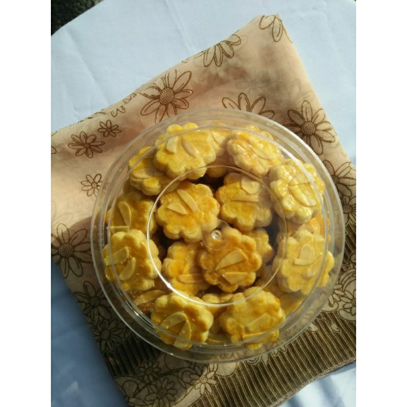 

Kue Kering Emping Kenari Cemilan Keluarga Toples