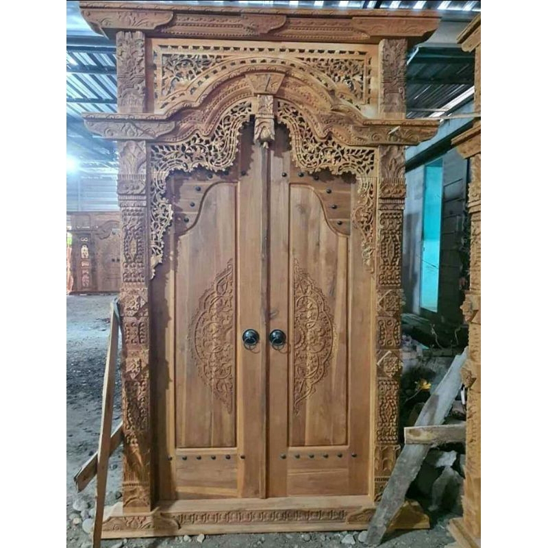 Pintu Gapura Ukir Gebyok Kayu Jati Sulawesi Mentahan