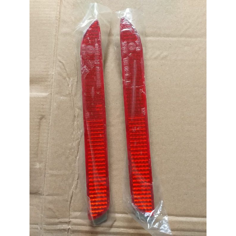 reflektor bemper belakang INNOVA LAMA 2012-2015/lampu refletor mata kucing bemper belakang  innova l