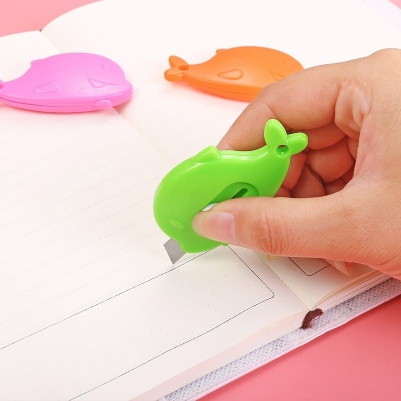 

PISAU CUTTER MINI KARAKTER / PISAU KATER PACKING UNBOXING PAKET KECIL / PISAU PEMOTONG KERTAS MINI KANTOR ATK SEKOLAH TRAVEL PORTABLE KNIFE