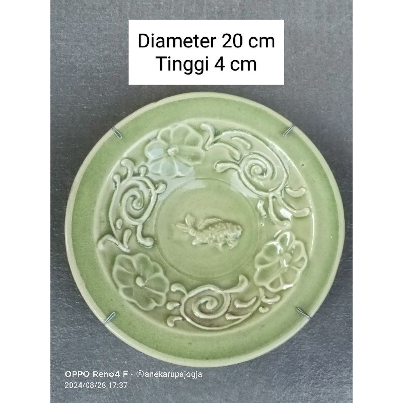 Piring keramik lukis ikan timbul hijau celadon dekorasi hiasan dinding