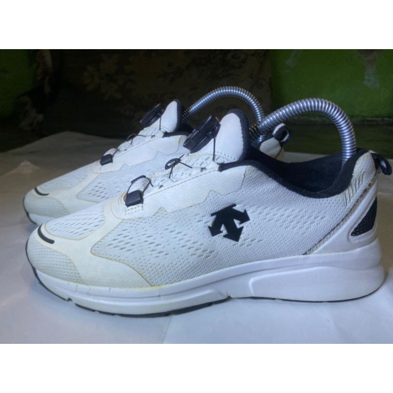 Sepatu Running Descente tali BOA size 38