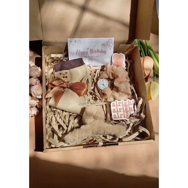 

Hampers Box / Gift Box / Kado Hampers / Rekomendasi Kado / Hampers Murah / Jam Tangan / Kaos Kaki / Jedai Bulu / Scrunchies