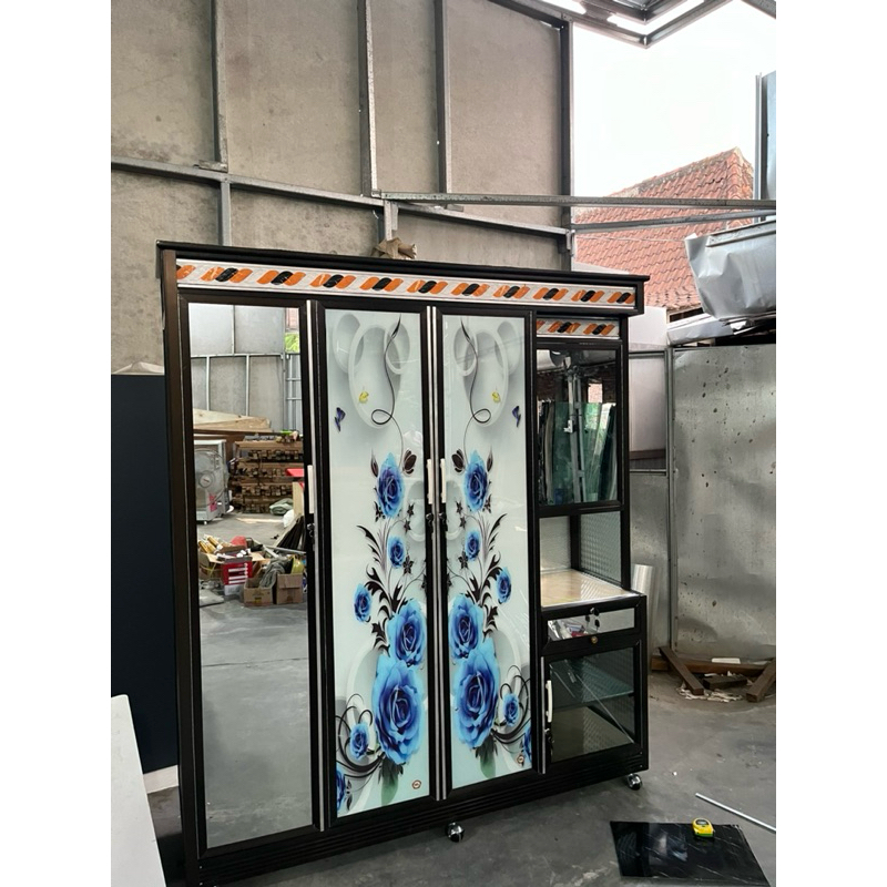 Almari pakaian aluminium dan meja rias minimalis