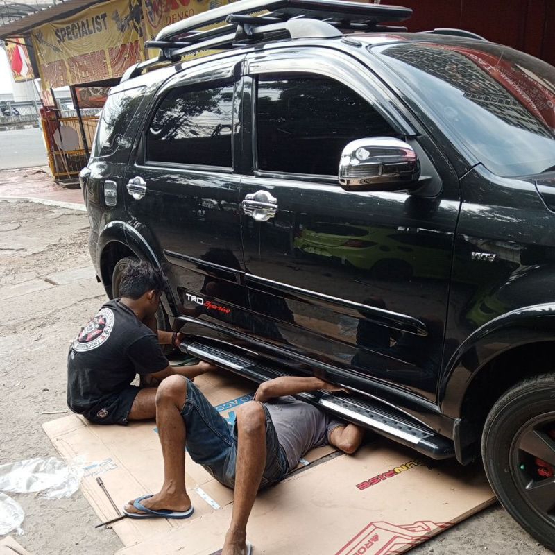 foot step injakan samping mobil Toyota Rush lama model bintik