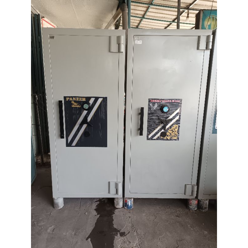 Brankas Panzer dan Desert Eagle