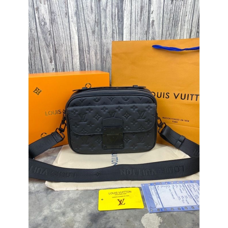 TAS SLEMPANG MESSENGER LV S LOCK MONOGRAM EMBOS HITAM KULIT MIROR QUALITY