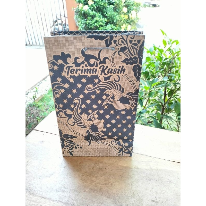 

paper bag 15 x 8 x 25 batik terima kasih isi 12pcs