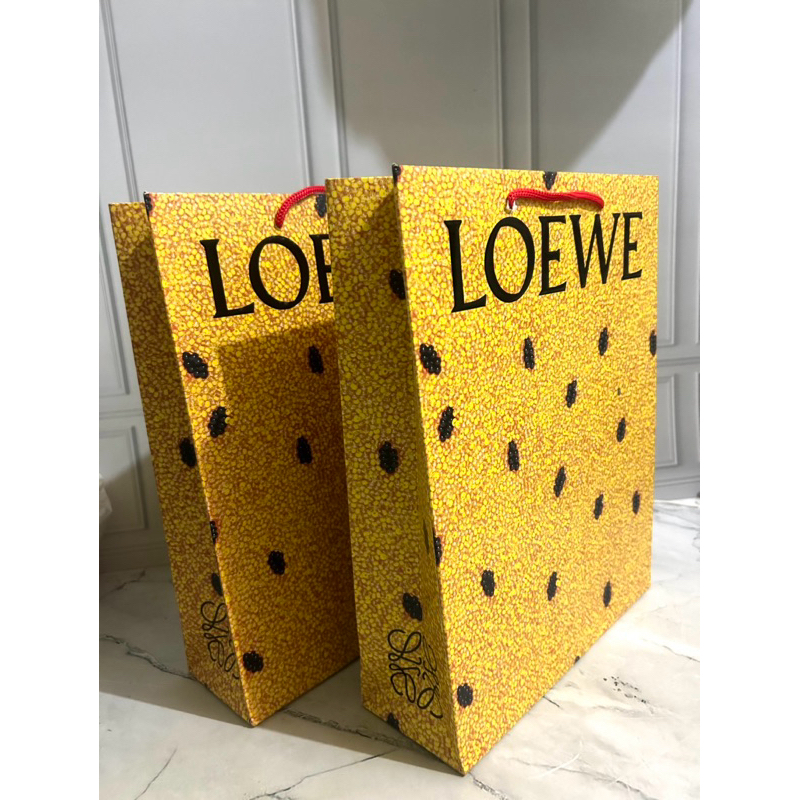 

Paper Bag Loewe Kuning Paper Bag Bahan Tebal Paper Bag Pembungkus Kado