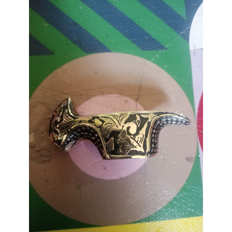 slut Kuningan ukir etching