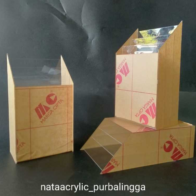 Rak Brosur A5 Akrilik/ Tempat Brosur/Rak kertas selebaran/Rak Brosur Akrilik 3 tingkat UK 21X15 CM