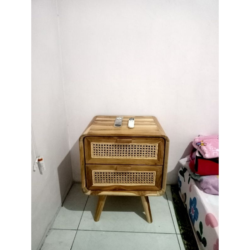 Meja nakas rotan 2 laci